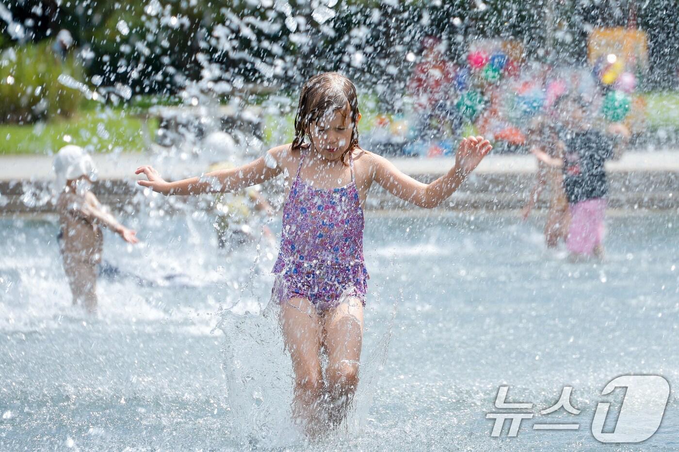 광복절 연휴 마지막 날 무더위가 이어지고 있는 17일 오후 서울 여의도 한강공원 물빛광장을 찾은 어린이들이 물놀이를 즐기고 있다. 2025.8.17/뉴스1 ⓒ News1 안은나 기자
