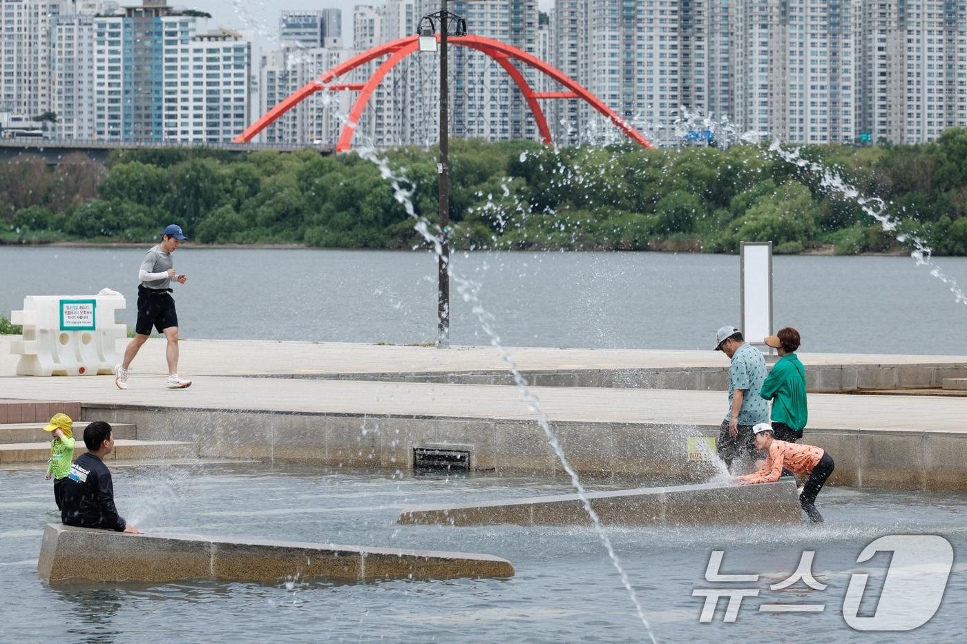 광복절 연휴 마지막 날 무더위가 이어지고 있는 17일 오후 서울 여의도 한강공원 물빛광장을 찾은 시민들과 어린이들이 물놀이를 즐기고 있다. 2025.8.17/뉴스1 ⓒ News1 안은나 기자