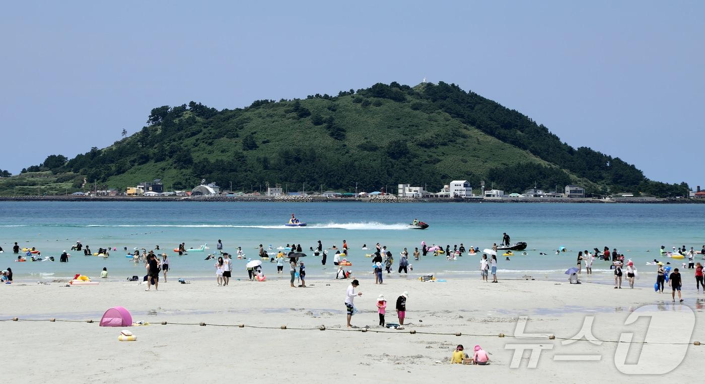 전국 대부분 지역에 폭염특보가 내려진 17일 오후 제주시 한림읍 협재해수욕장에서 피서객들이 물놀이를 즐기고 있다. 2025.8.17/뉴스1 ⓒ News1 오미란 기자