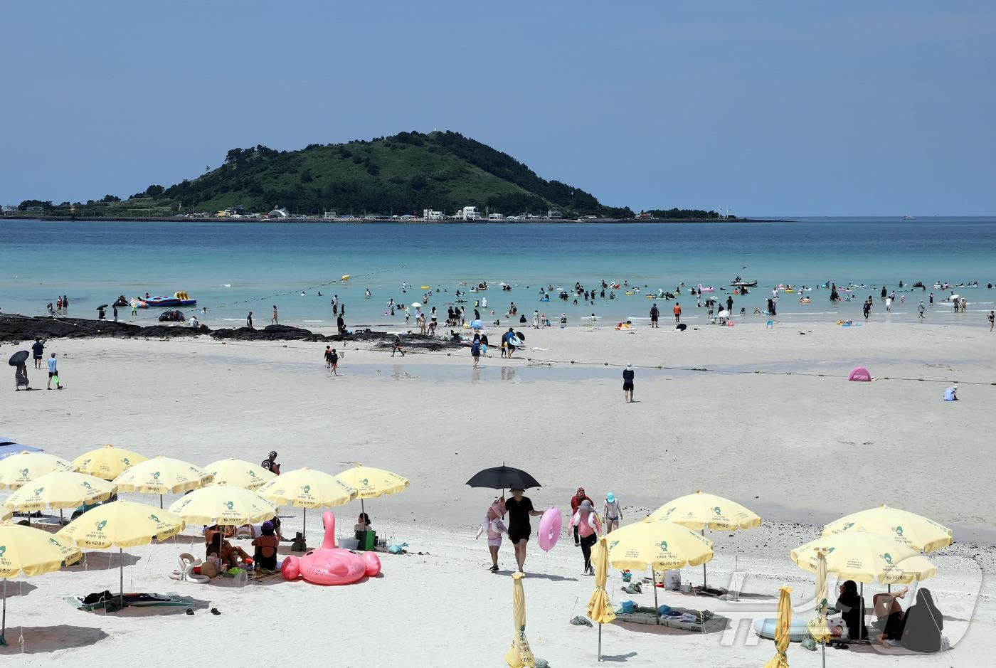 전국 대부분 지역에 폭염특보가 내려진 17일 오후 제주시 한림읍 협재해수욕장에서 피서객들이 물놀이를 즐기고 있다. 2025.8.17/뉴스1 ⓒ News1 오미란 기자