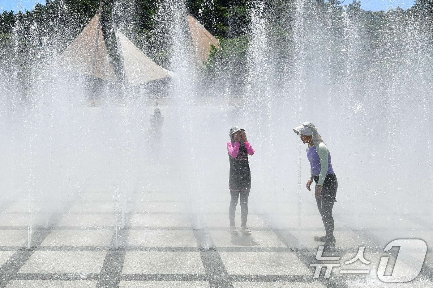 17일 오후 경북 포항시 북구 환호공원 바닥분수대에서 어린이들이 더위를 식히고 있다. 2025.8.17/뉴스1 ⓒ News1 최창호 기자