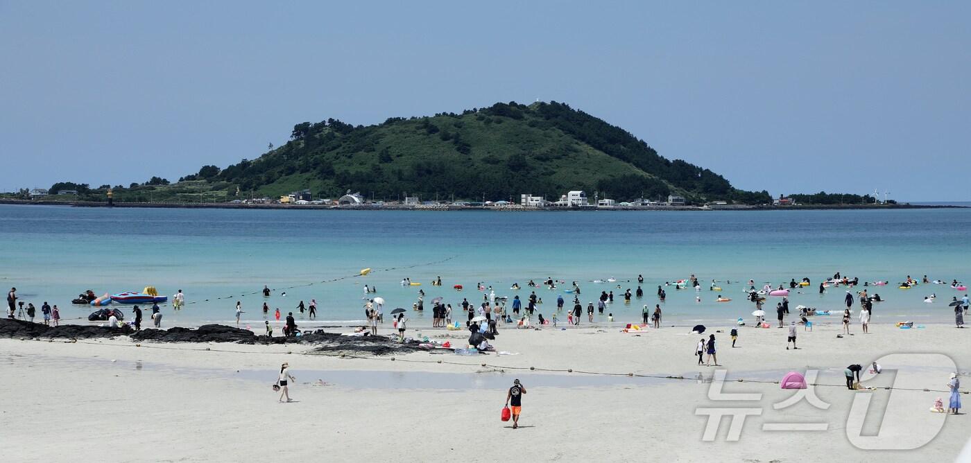 제주시가 해수욕장 폐장 이후에도 안전요원을 배치한다. 제주시 한림읍 협재해수욕장. 2025.8.17/뉴스1 ⓒ News1 오미란 기자