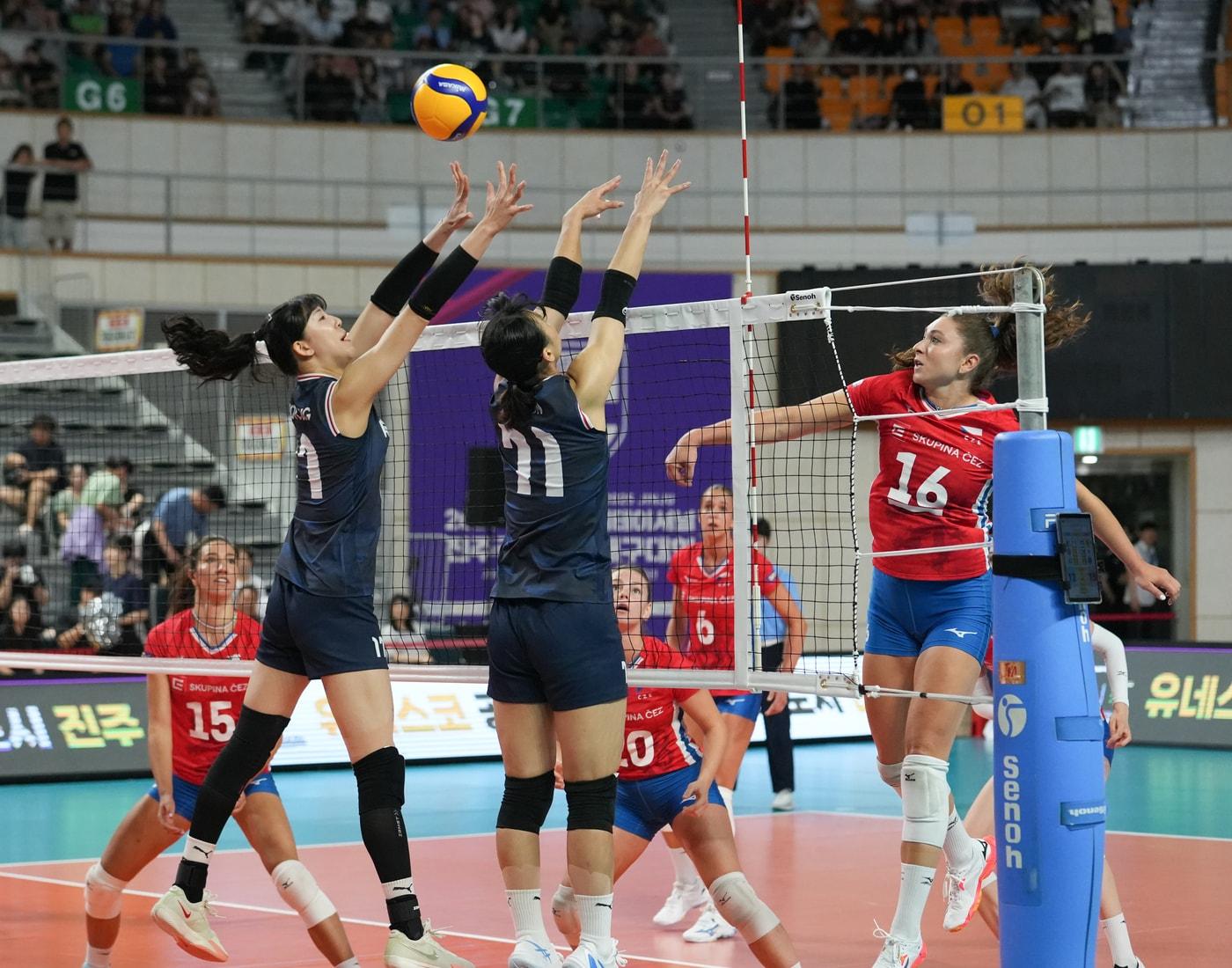 본문 이미지 - 한국 여자배구대표팀이 체코에 0-3으로 졌다.&#40;대한배구협회 제공&#41; 