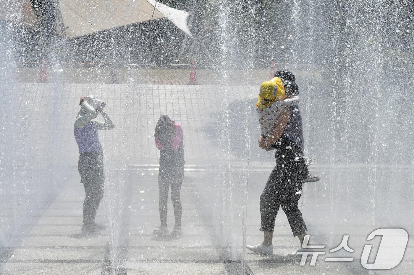 17일 오후 경북 포항시 북구 환호공원 바닥분수대에서 어린이들이 더위를 식히고 있다. 2025.8.17/뉴스1 ⓒ News1 최창호 기자