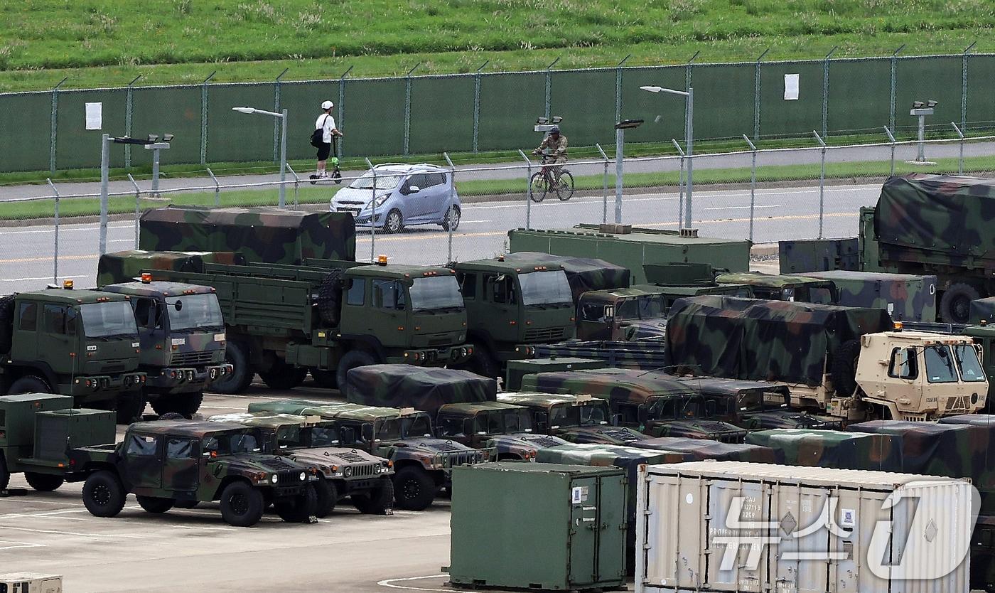한미연합연습 '을지 자유의 방패'(UFS·Ulchi Freedom Shield) 시작을 하루 앞둔 17일 오후 경기 평택시 주한미군기지 캠프 험프리스에 군용차량들이 주차돼 있다. 유사시 한반도 방어를 위한 정례 한미연합훈련인 '을지 자유의 방패'(UFS) 연합훈련은 오는 18일부터 28일까지 시행된다. 2025.8.17/뉴스1 ⓒ News1 구윤성 기자