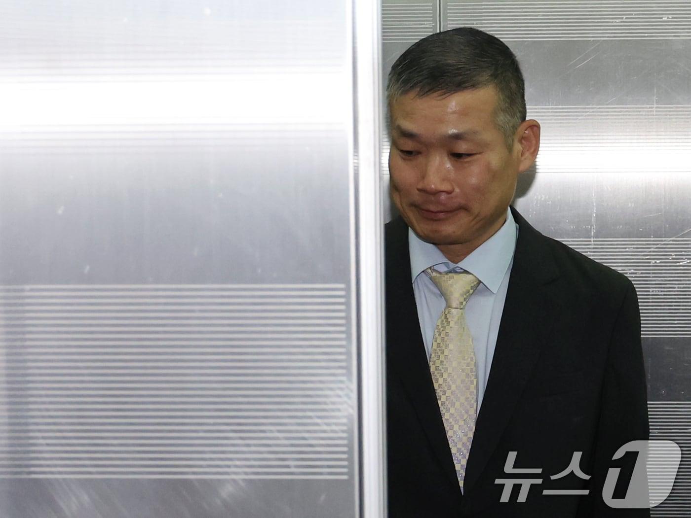 본문 이미지 - 김동혁 전 국방부 검찰단장이 17일 오후 서울 서초구 순직해병 특검팀(이명현 특별검사) 사무실에서 피의자 신분 4차 조사를 받기 위해 출석하고 있다. ⓒ News1 황기선 기자