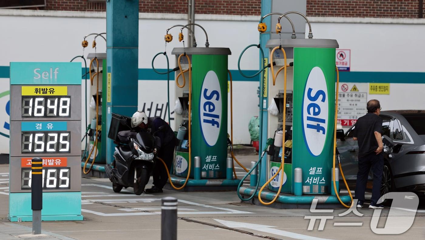 17일 서울시내 한 주유소에 휘발유와 경유 가격이 표시되어 있다.  2025.8.17/뉴스1 ⓒ News1 황기선 기자