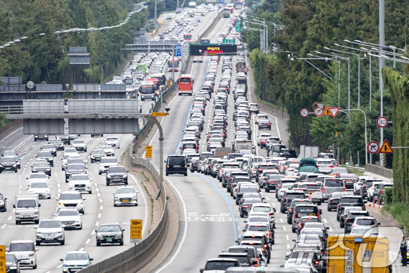 서울 서초구 잠원IC 부근에서 바라본 경부고속도로에 정체가 빚어지고 있다.2025.8.17/뉴스1 ⓒ News1 이승배 기자