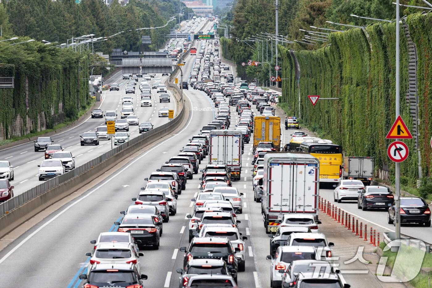 1일 보험개발원과 손해보험협회가 2020년부터 지난해까지 최근 5년간 추석연휴 기간 중 자동차보험 사고 주요 특징 분석 결과를 발표했다. 사진은 서울 서초구 잠원IC 부근에서 바라본 경부고속도로에 정체가 빚어지고 있다. 2025.8.17/뉴스1 ⓒ News1 이승배 기자