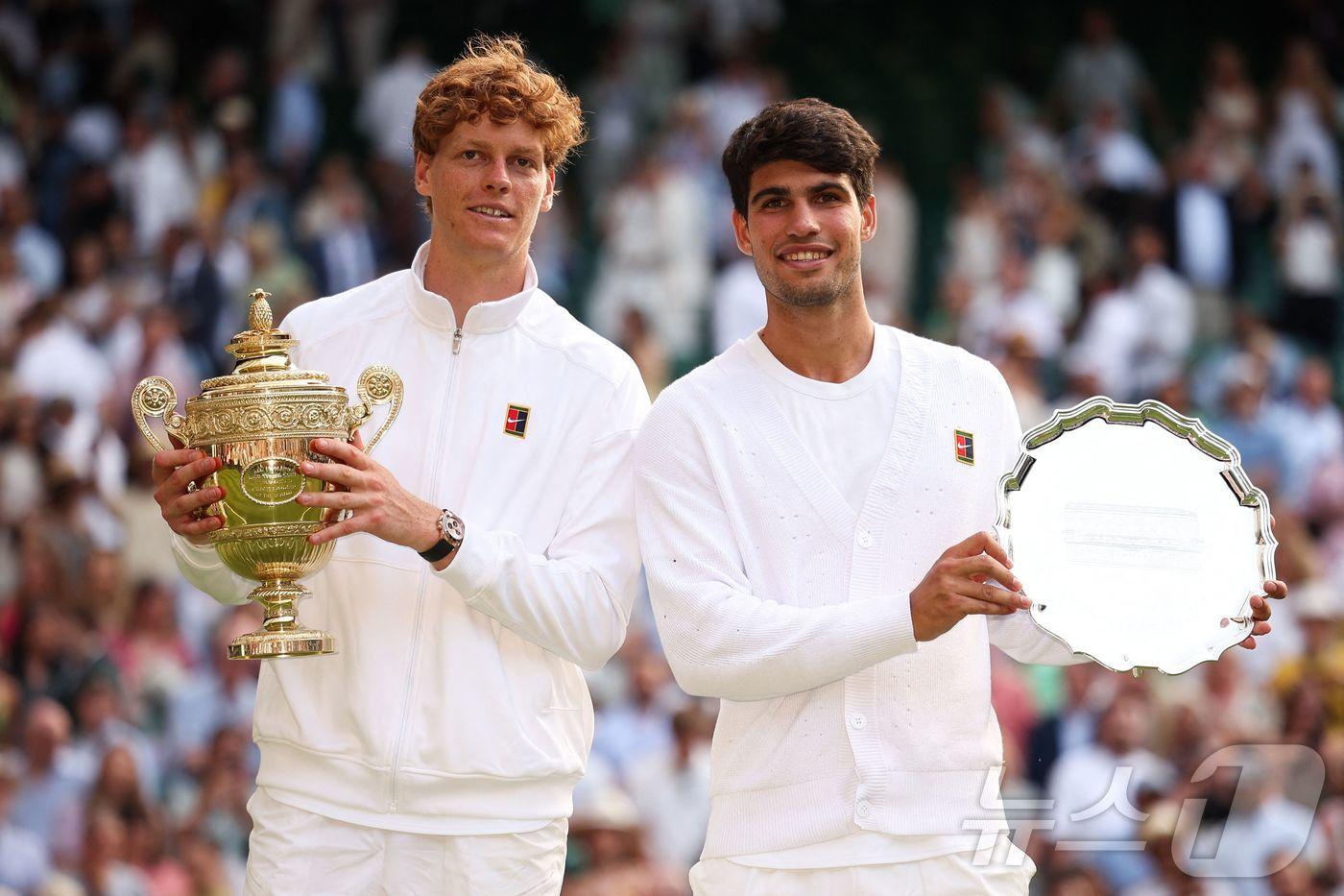 올해 윔블던 결승에서 만난 알카라스(오른쪽)와 신네르. ⓒ AFP=뉴스1