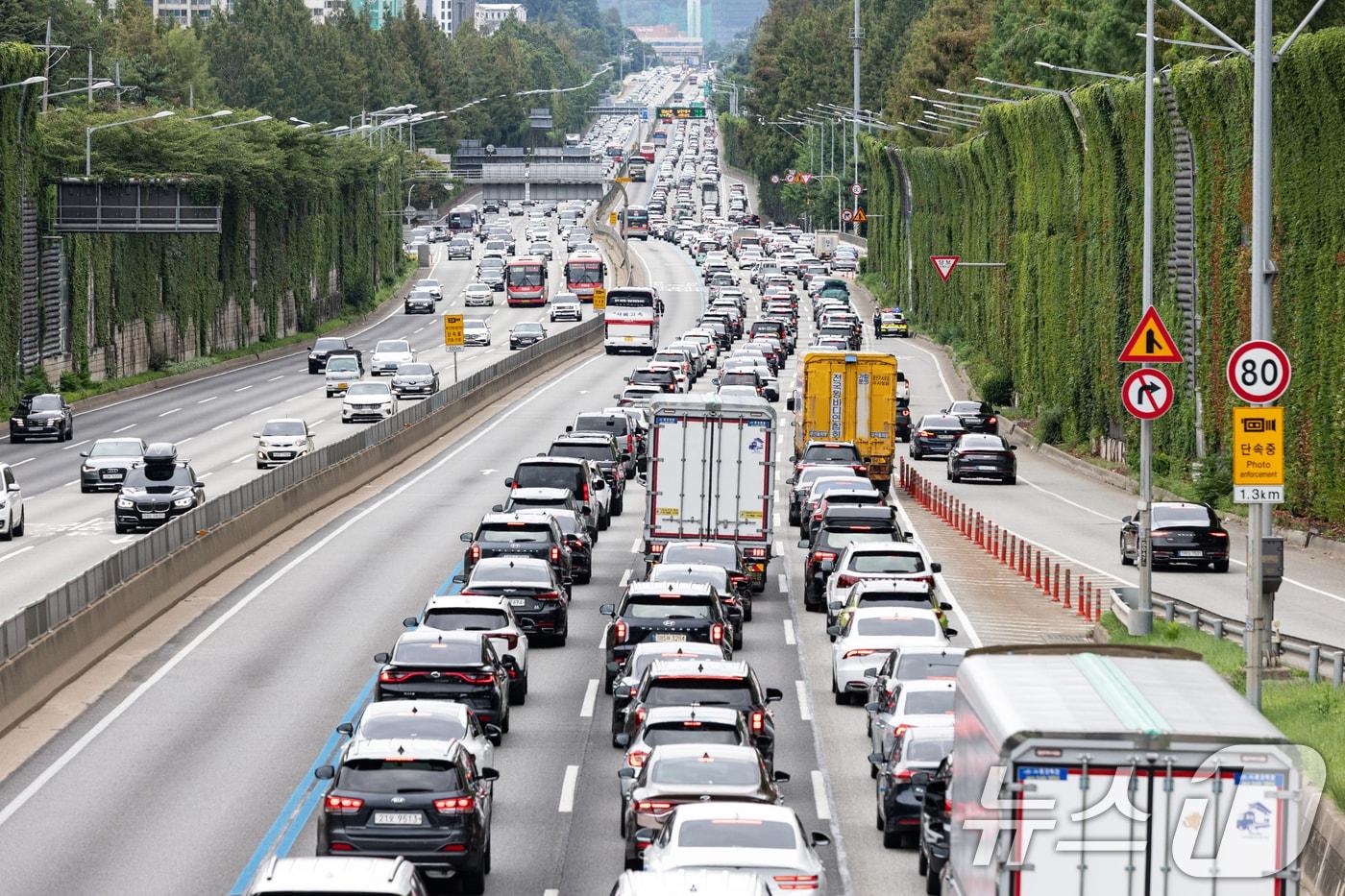 서울 서초구 잠원IC 부근에서 바라본 경부고속도로에 정체가 빚어지고 있다.(자료사진)  2025.8.17/뉴스1 ⓒ News1 이승배 기자