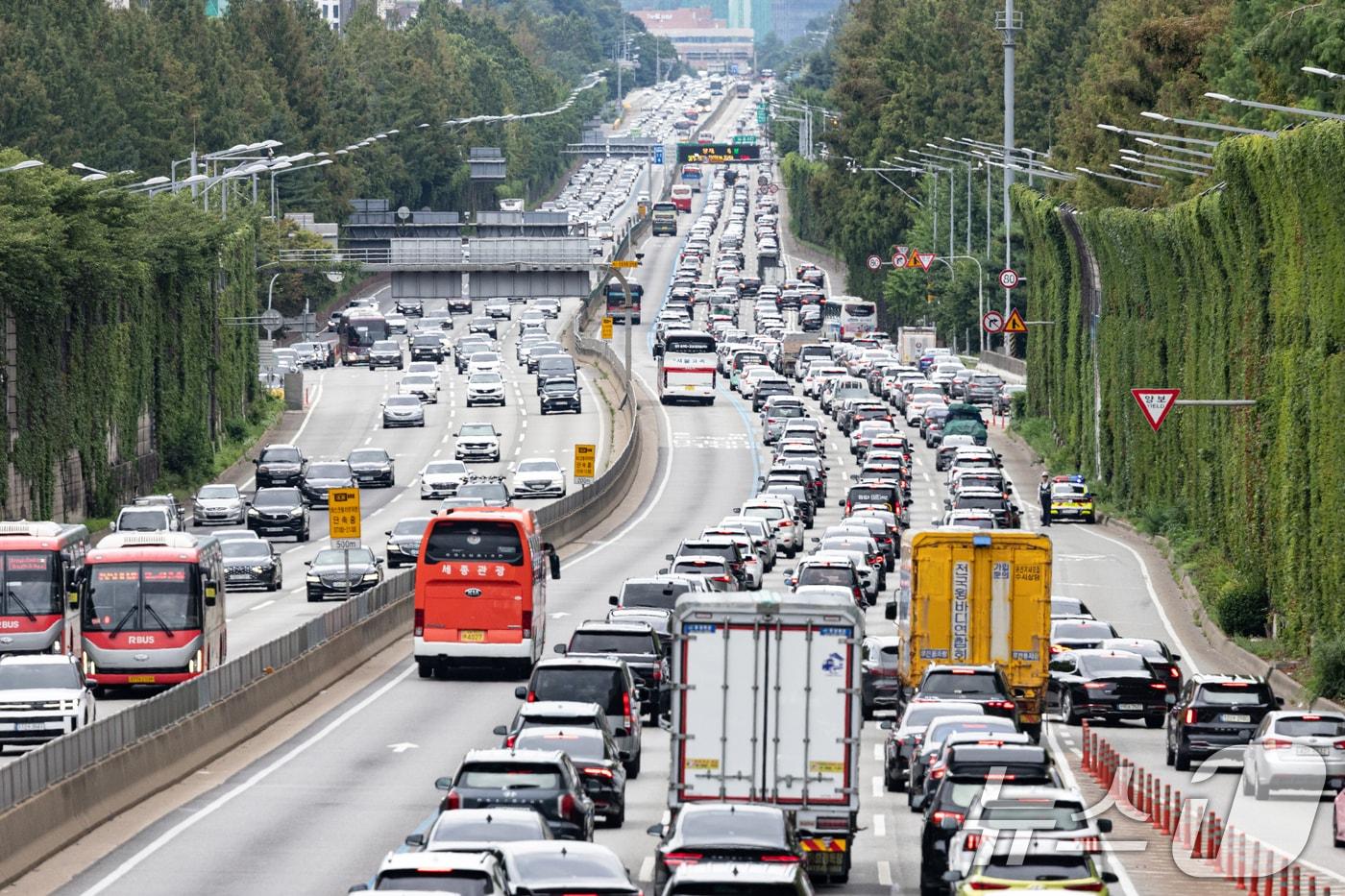 지난 16일 금융감독원이 이양수 국민의힘 의원실에 제출한 자료에 따르면 지난해 말 보험사기 적발금액은 5704억 원으로 전년 동기 대비 4.2% 증가했다. 사진은 광복절 연휴 마지막 날인 17일 오후 서울 서초구 잠원IC 부근에서 바라본 경부고속도로가 정체를 빚고 있다.  2025.8.17/뉴스1 ⓒ News1 이승배 기자