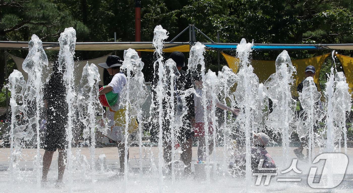 분수광장에서 무더위를 식히는 시민들/뉴스1