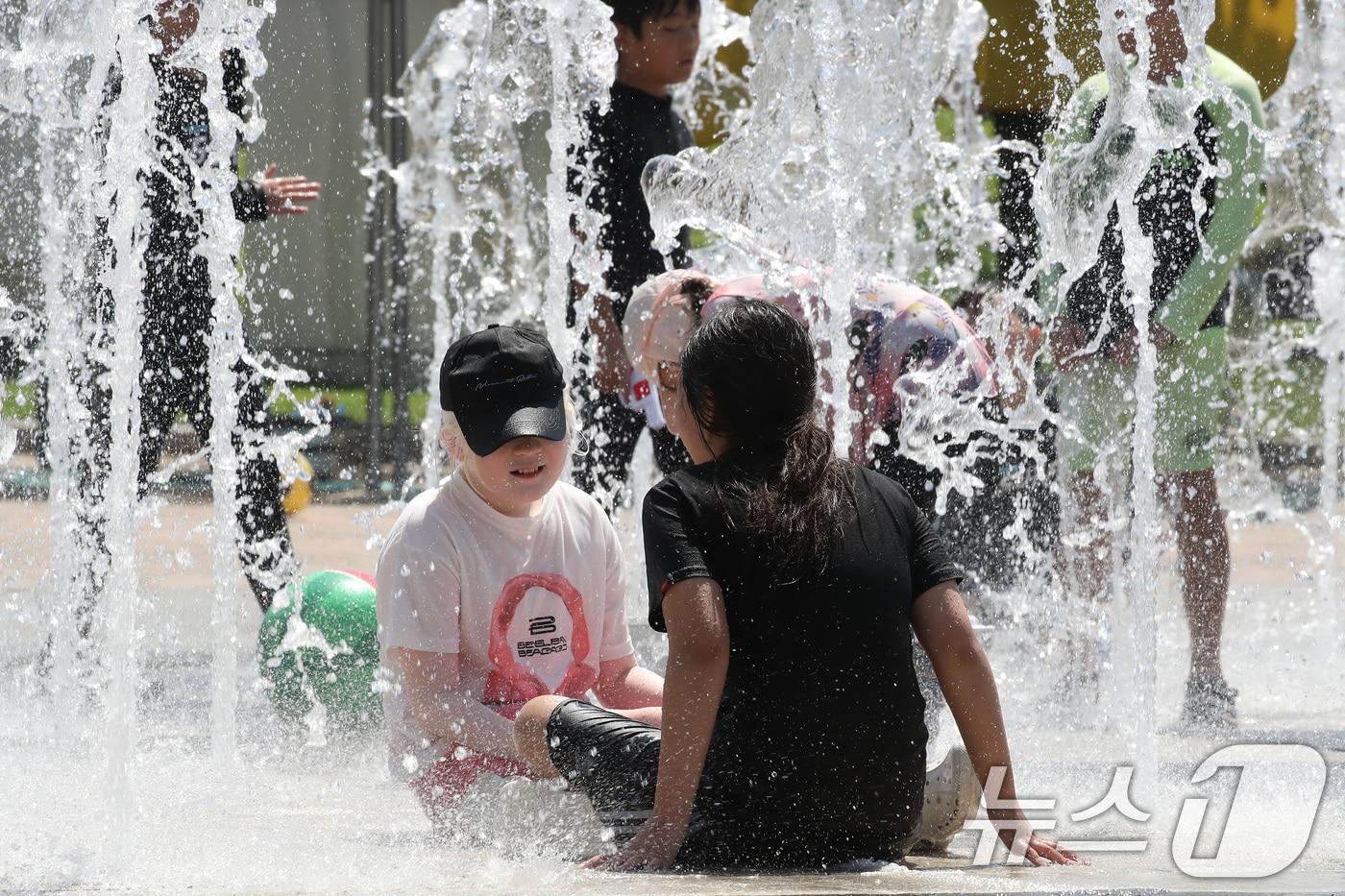 광복절 연휴 마지막 날인 17일 경북 경산시 남산면 삼성현역사문화공원을 찾은 시민들이 분수광장에서 무더위를 식히고 있다. 2025.8.17/뉴스1 ⓒ News1 공정식 기자