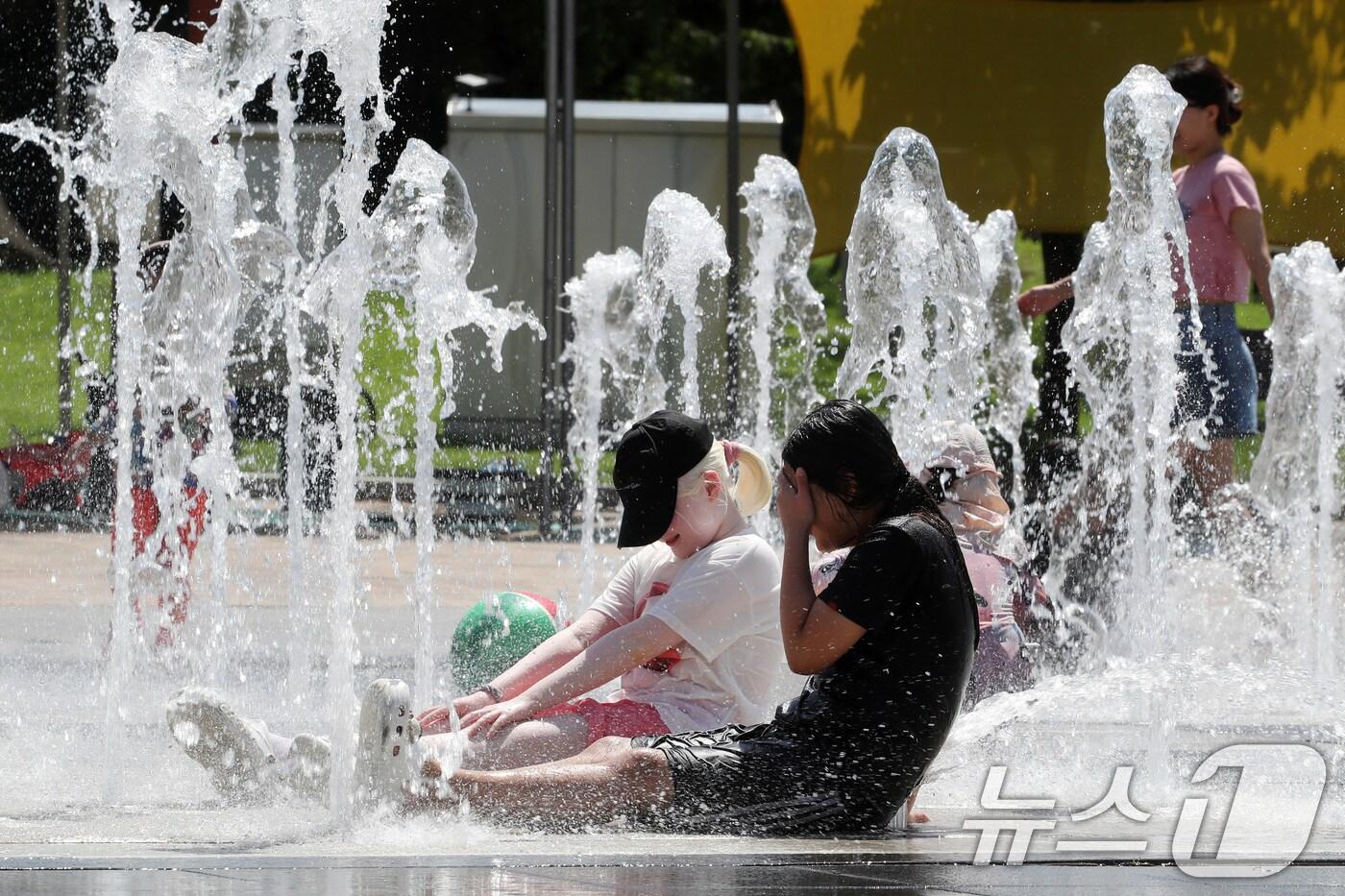 광복절 연휴 마지막 날인 17일 경북 경산시 남산면 삼성현역사문화공원을 찾은 시민들이 분수광장에서 무더위를 식히고 있다. 2025.8.17/뉴스1 ⓒ News1 공정식 기자