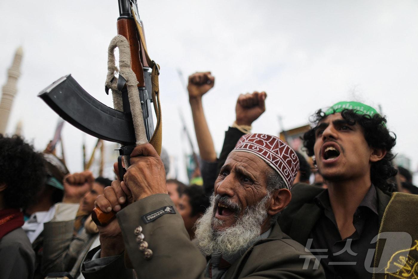 15일(현지시간) 후티 반군 지지자들이 예멘 사나에서 가자지구의 팔레스타인 주민들과 연대를 나타내는 시위를 벌이고 있다. 2025.08.15 ⓒ 로이터=뉴스1