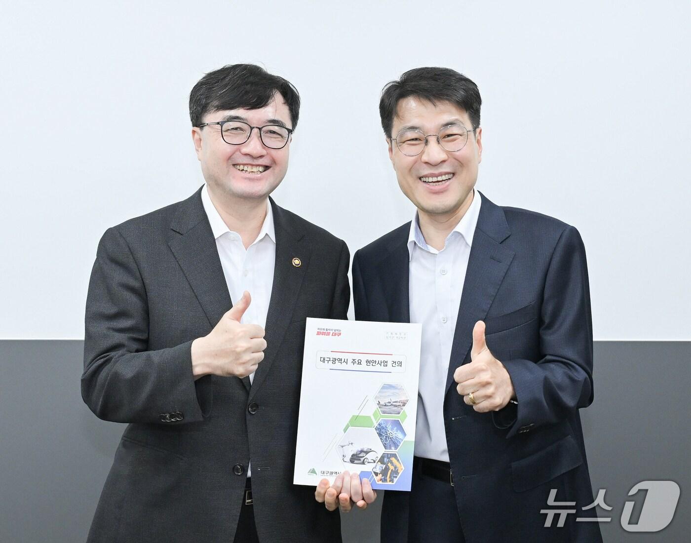 본문 이미지 - 김정기 대구시장 권한대행 행정부시장(오른쪽)이 지난 14일 정부서울청사에서 임기근 기획재정부 제2차관과 면담한 뒤 기념사진을 찍고 있다. (대구시 제공. 재판매 및 DB 금지) 2025.8.14/뉴스1