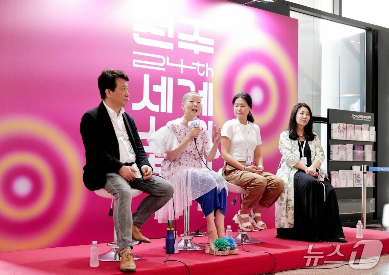 본문 이미지 - 17일 전주세계소리축제 조직위원회 관계자들과 출연진들이 폐막기자회견에서 답변하고 있다.(전주세계소리축제 제공. 재판매 및 DB금지)