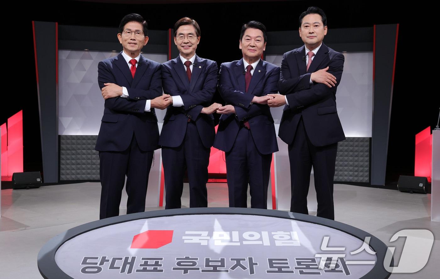 김문수(왼쪽부터), 조경태, 안철수, 장동혁 국민의힘 당대표 후보가 17일 오후 서울 영등포구 KBS에서 2차 방송 토론회 시작에 앞서 기념 촬영을 하고 있다. 2025.8.17/뉴스1 ⓒ News1 국회사진기자단