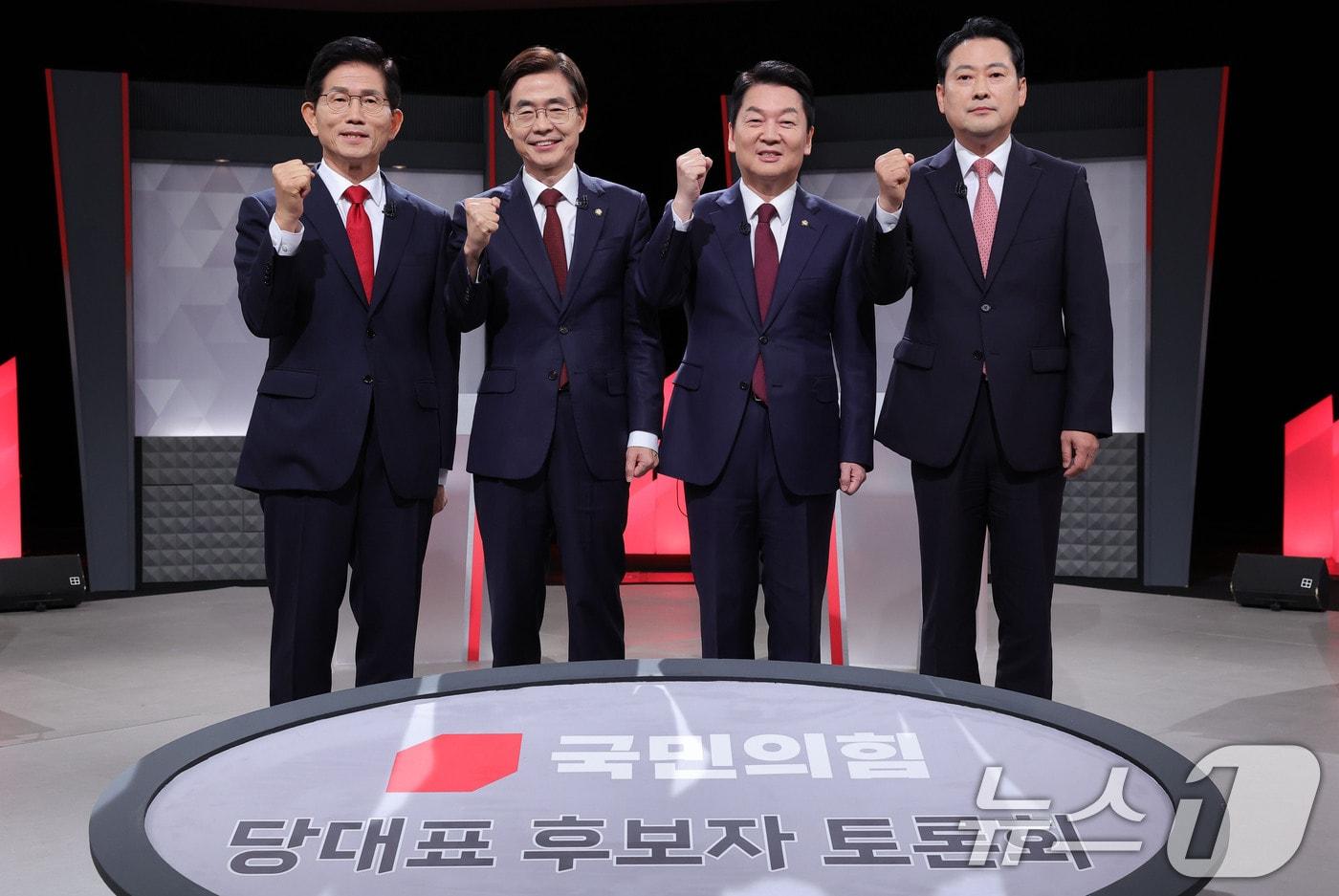 김문수(왼쪽부터), 조경태, 안철수, 장동혁 국민의힘 당대표 후보가 17일 오후 서울 영등포구 KBS에서 2차 방송 토론회 시작에 앞서 기념 촬영을 하고 있다. 2025.8.17/뉴스1 ⓒ News1 국회사진기자단