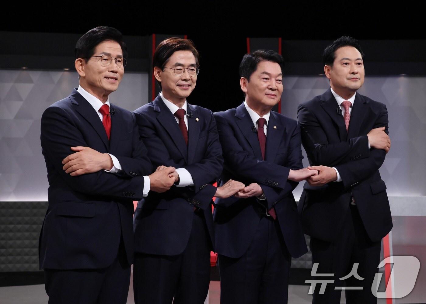 본문 이미지 - 김문수(왼쪽부터), 조경태, 안철수, 장동혁 국민의힘 당대표 후보가 17일 오후 서울 영등포구 KBS에서 2차 방송 토론회 시작에 앞서 기념 촬영을 하고 있다. 2025.8.17/뉴스1 ⓒ News1 국회사진기자단