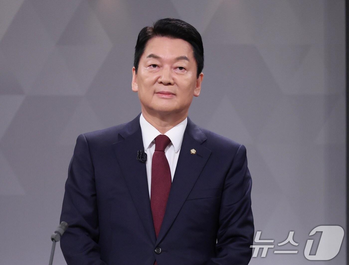 본문 이미지 - 안철수 국민의힘 당대표 후보가 17일 오후 서울 영등포구 KBS에서 2차 방송 토론회를 준비하고 있다. 2025.8.17/뉴스1 ⓒ News1 국회사진기자단