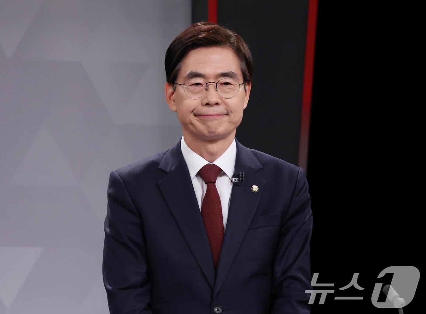 본문 이미지 - 조경태 국민의힘 당대표 후보가 17일 오후 서울 영등포구 KBS에서 2차 방송 토론회를 준비하고 있다. 2025.8.17/뉴스1 ⓒ News1 국회사진기자단