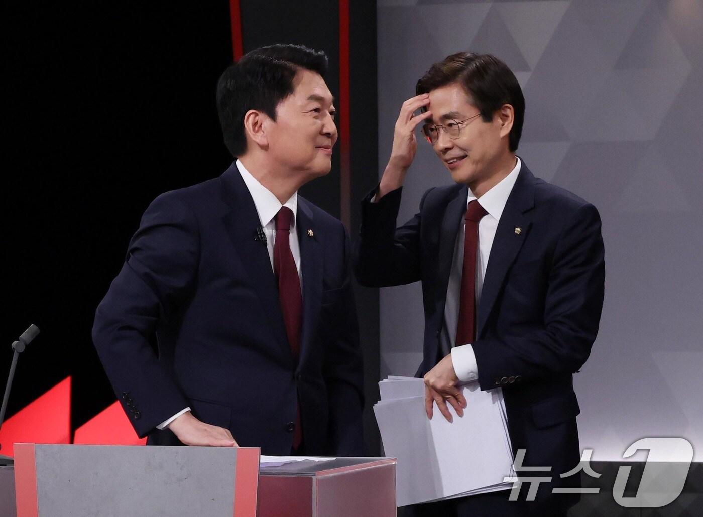 본문 이미지 - 안철수(왼쪽), 조경태 국민의힘 당대표 후보가 17일 오후 서울 영등포구 KBS에서 열린 2차 방송 토론회에 참석하고 있다. 2025.8.17/뉴스1 ⓒ News1 국회사진기자단