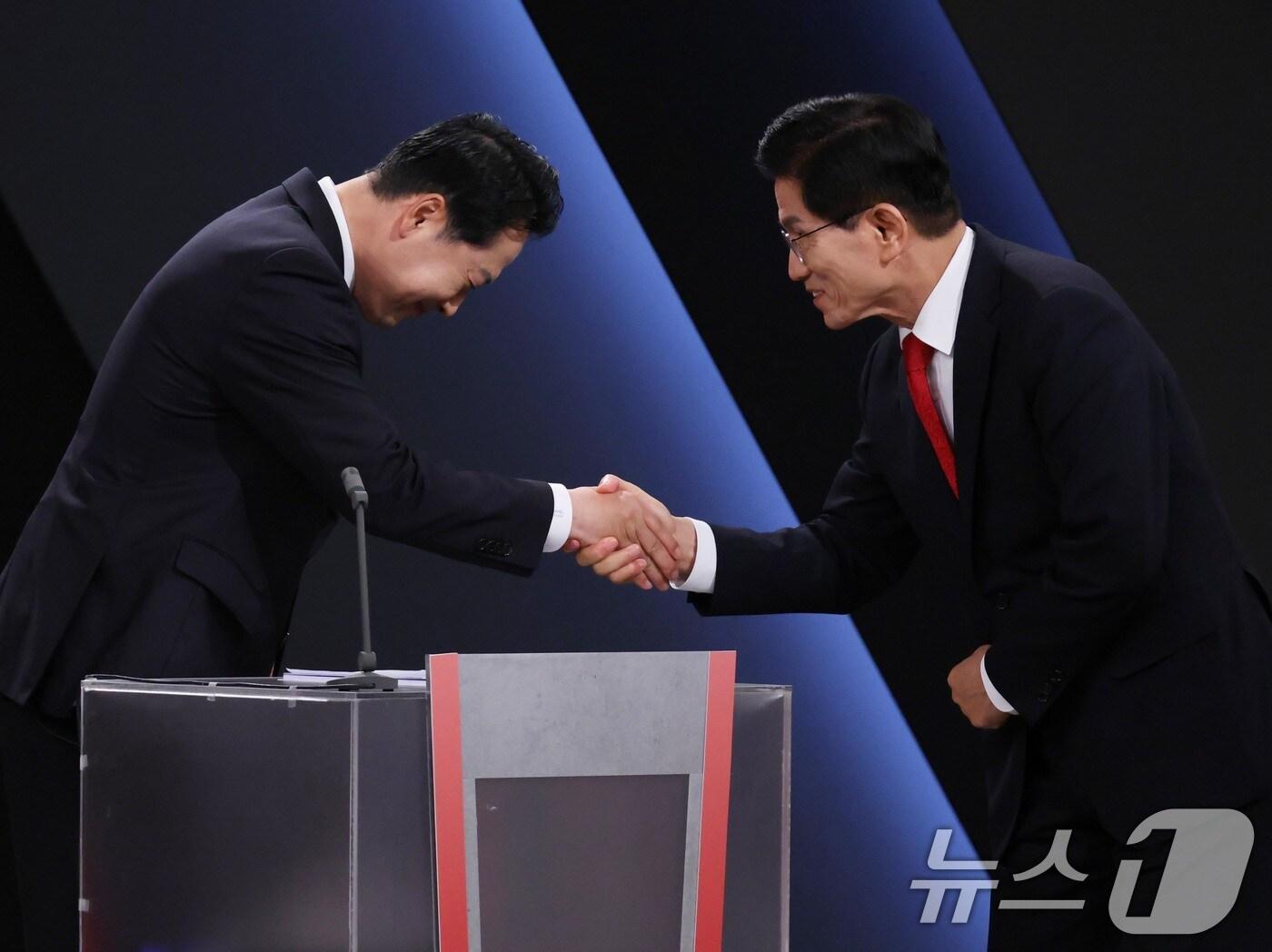 본문 이미지 - 장동혁(왼쪽), 김문수 국민의힘 당대표 후보가 17일 오후 서울 영등포구 KBS에서 열린 2차 방송 토론회에 참석해 악수하고 있다. 2025.8.17/뉴스1 ⓒ News1 국회사진기자단