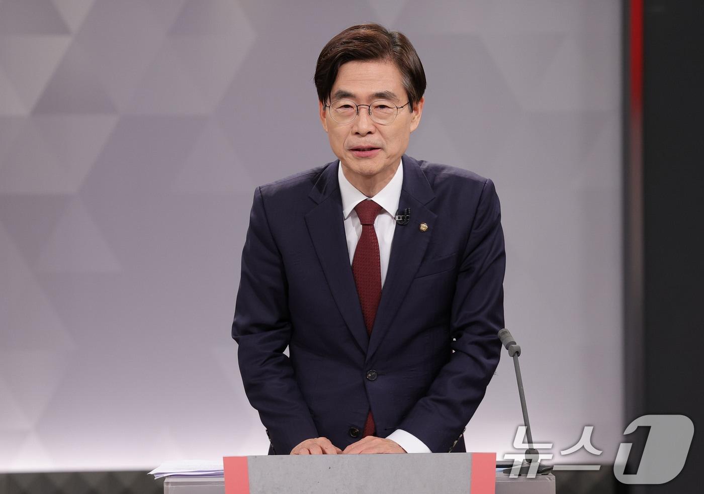 조경태 국민의힘 당대표 후보가 17일 오후 서울 영등포구 KBS에서 2차 방송 토론회를 준비하고 있다. 2025.8.17/뉴스1 ⓒ News1 국회사진기자단