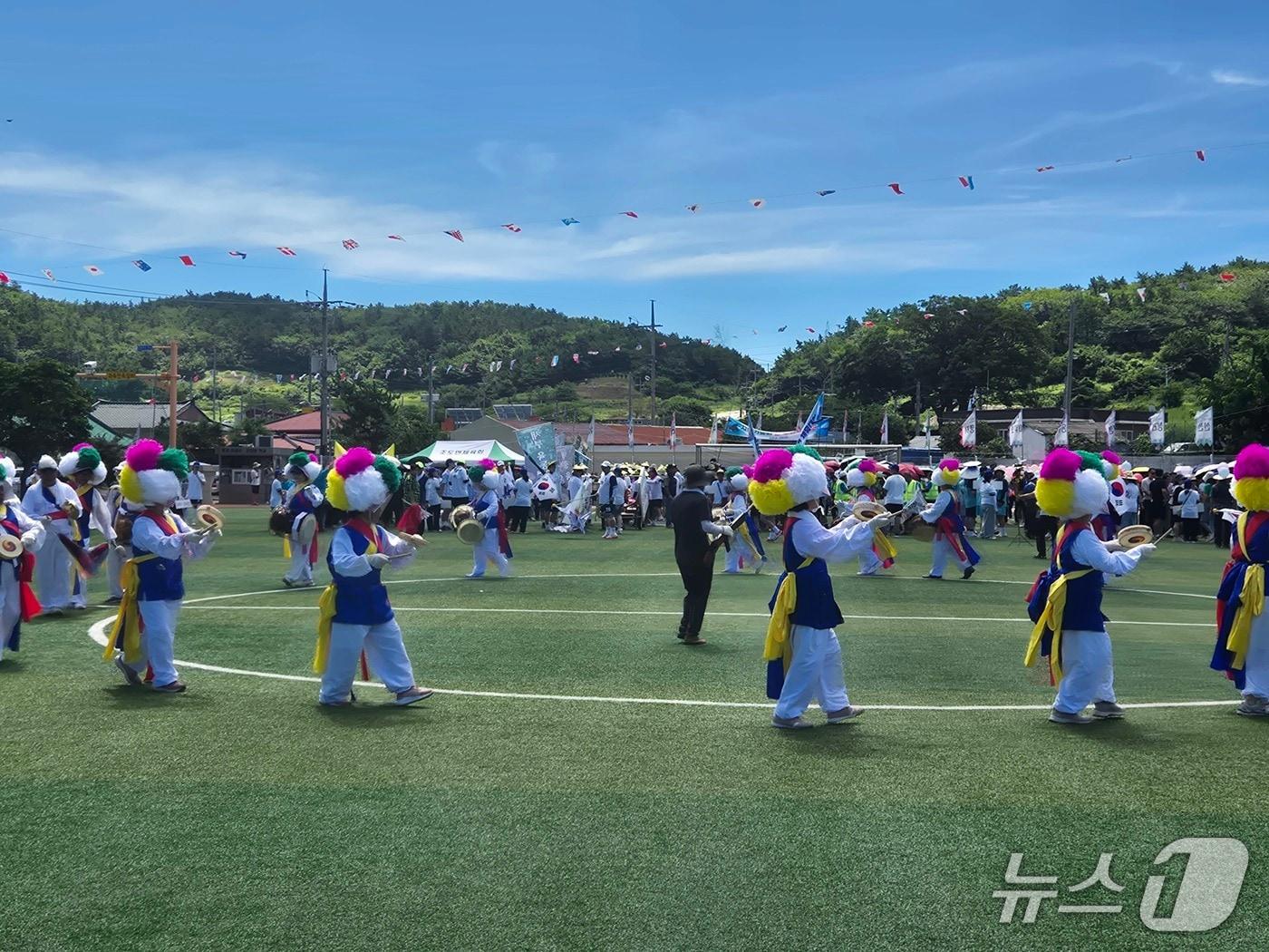 본문 이미지 - &#39;제80주년 광복절 기념 제79회 조도면민 체육대회&#39;에서 조도농악보존회 회원들이 길놀이를 하고 있다.2025.8.15/뉴스1 ⓒ News1 조영석 기자 