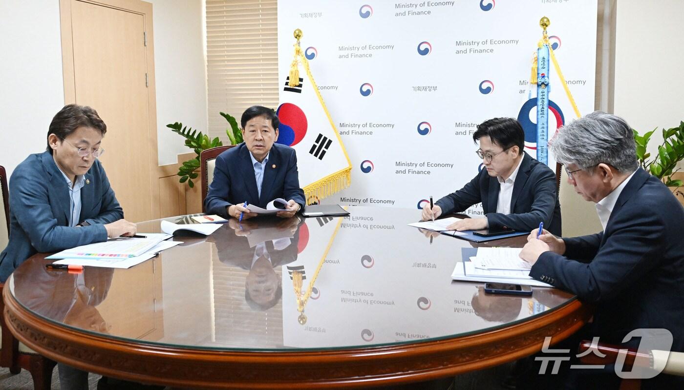 구윤철 경제부총리 겸 기획재정부 장관이 17일 오후 4시 &#39;석유화학산업 사업재편 대책&#39;을 주제로 열린 &#39;관계 장관 현안 간담회&#39;에서 논의하고 있다. &#40;왼쪽부터&#41; 권대영 금융위원회 부위원장, 구윤철 경제부총리, 김정관 산업통상자원부 장관, 남동일 공정거래위원회 부위원장. &#40;기획재정부 제공&#41; 2025.08.17 /뉴스1