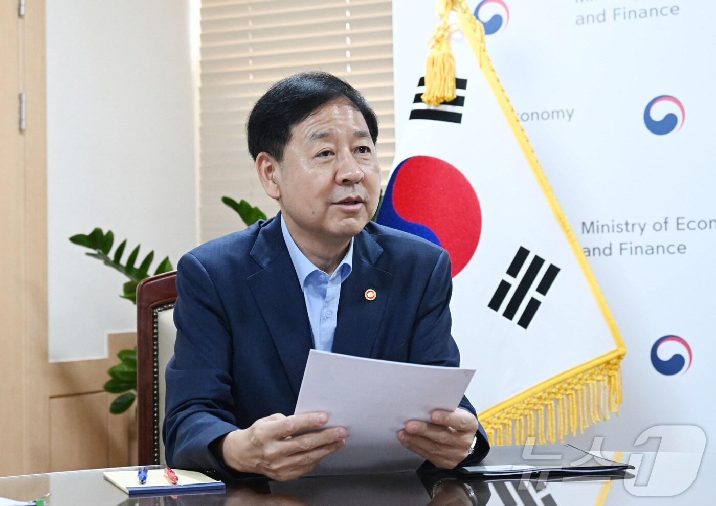 구윤철 경제부총리 겸 기획재정부 장관이 17일 서울 종로구 정부서울청사에서 열린 석유화학산업 사업재편 진행상황 관계장관 현안간담회를 주재하고 있다. (기획재정부 제공. 재판매 및 DB금지) 2025.8.17/뉴스1