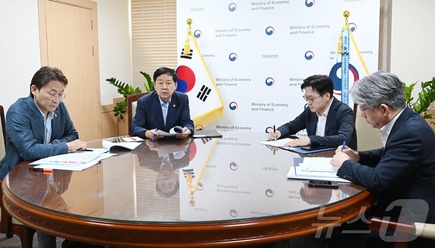 구윤철 경제부총리 겸 기획재정부 장관이 17일 서울 종로구 정부서울청사에서 열린 석유화학산업 사업재편 진행상황 관계장관 현안간담회를 주재하고 있다. &#40;기획재정부 제공. 재판매 및 DB금지&#41; 2025.8.17/뉴스1