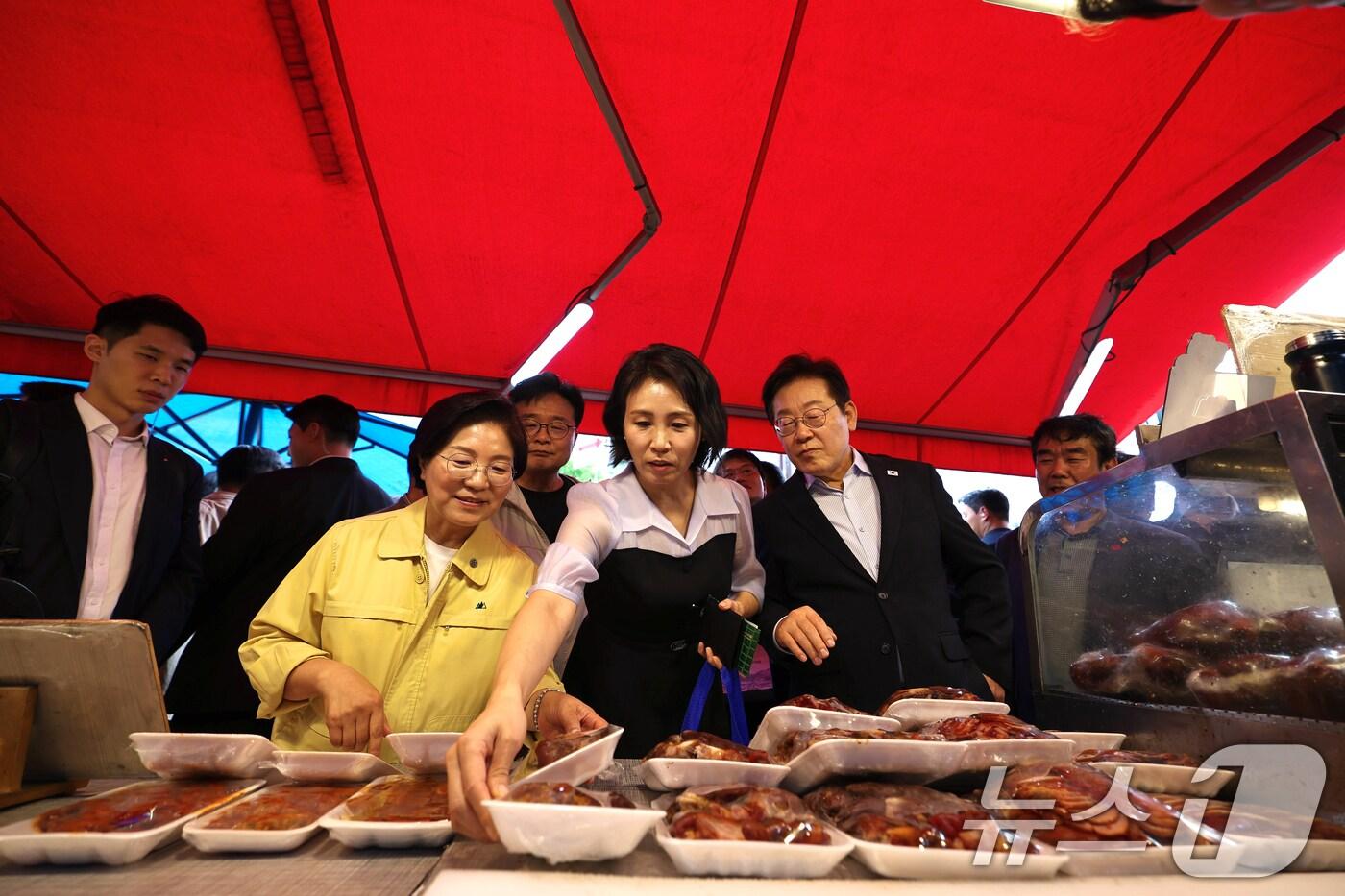 이재명 대통령과 김혜경 여사가 17일 서울 은평구 연서시장을 방문해 족발을 고르고 있다. (대통령실 제공. 재판매 및 DB 금지) 2025.8.17/뉴스1 ⓒ News1 허경 기자