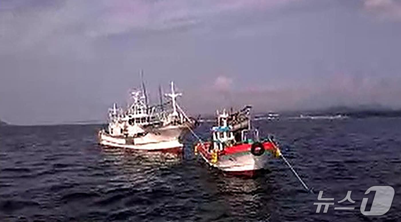17일 오후 4시23분쯤 제주시 한경면 판포포구 북서쪽 약 1.4㎞ 해상에서 경미 충돌한 어선 A호와 B호.(제주해양경찰서 제공, 재판매 및 DB 금지)
