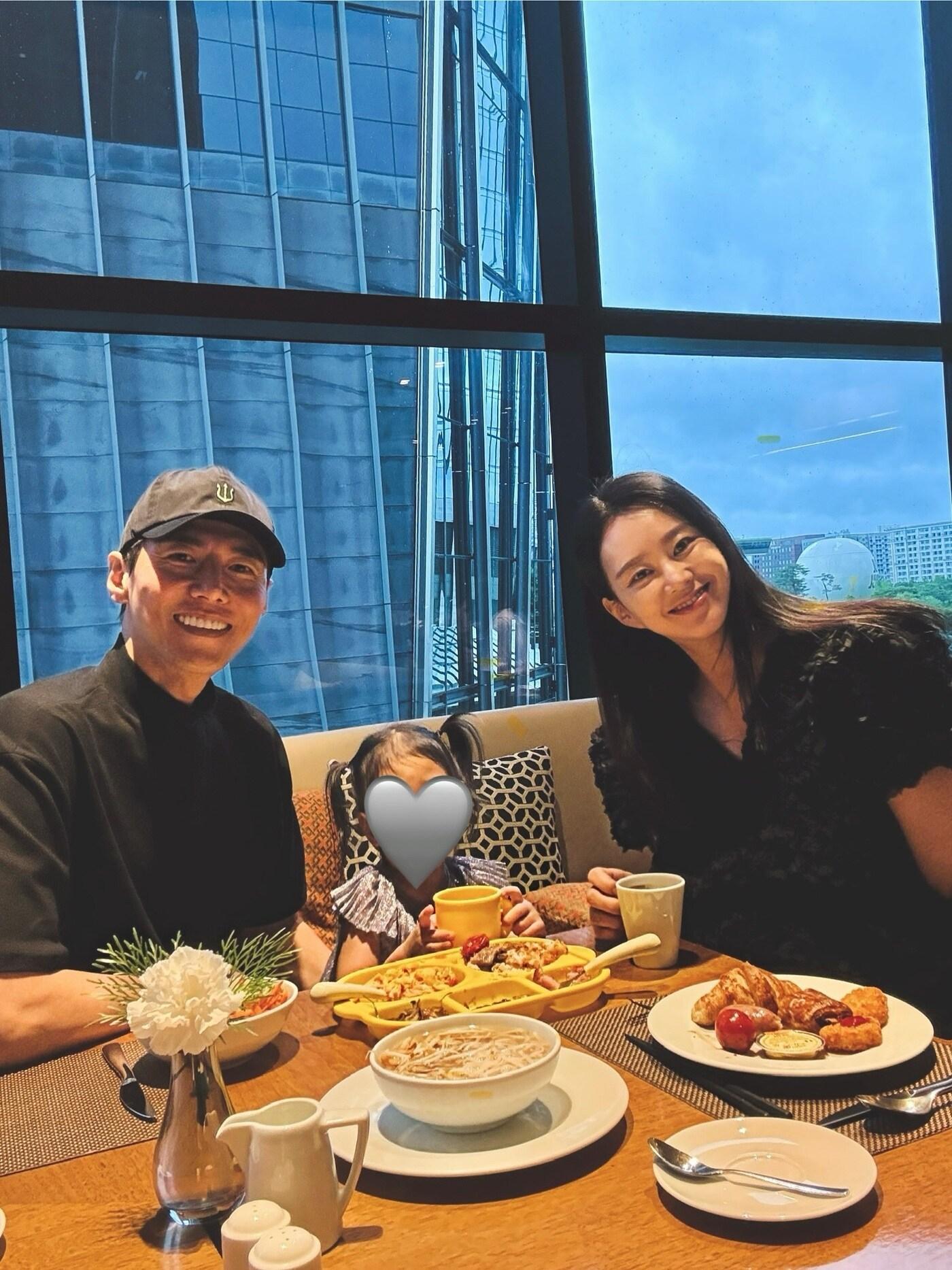 본문 이미지 - 송재희 지소연 부부(지소연 SNS)