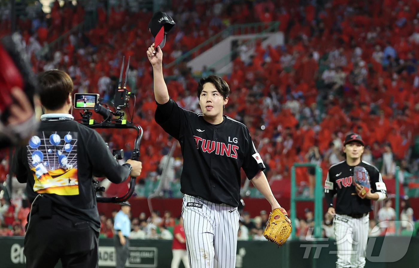 17일 인천SSG 랜더스필드에서 열린 프로야구 SSG 랜더스의 경기, LG 트윈스 선발 임찬규가 6회말을 실점 없이 마친 뒤 연호하는 팬들을 향해 모자를 벗어 답례하고 있다. 2025.8.17/뉴스1 ⓒ News1 김진환 기자