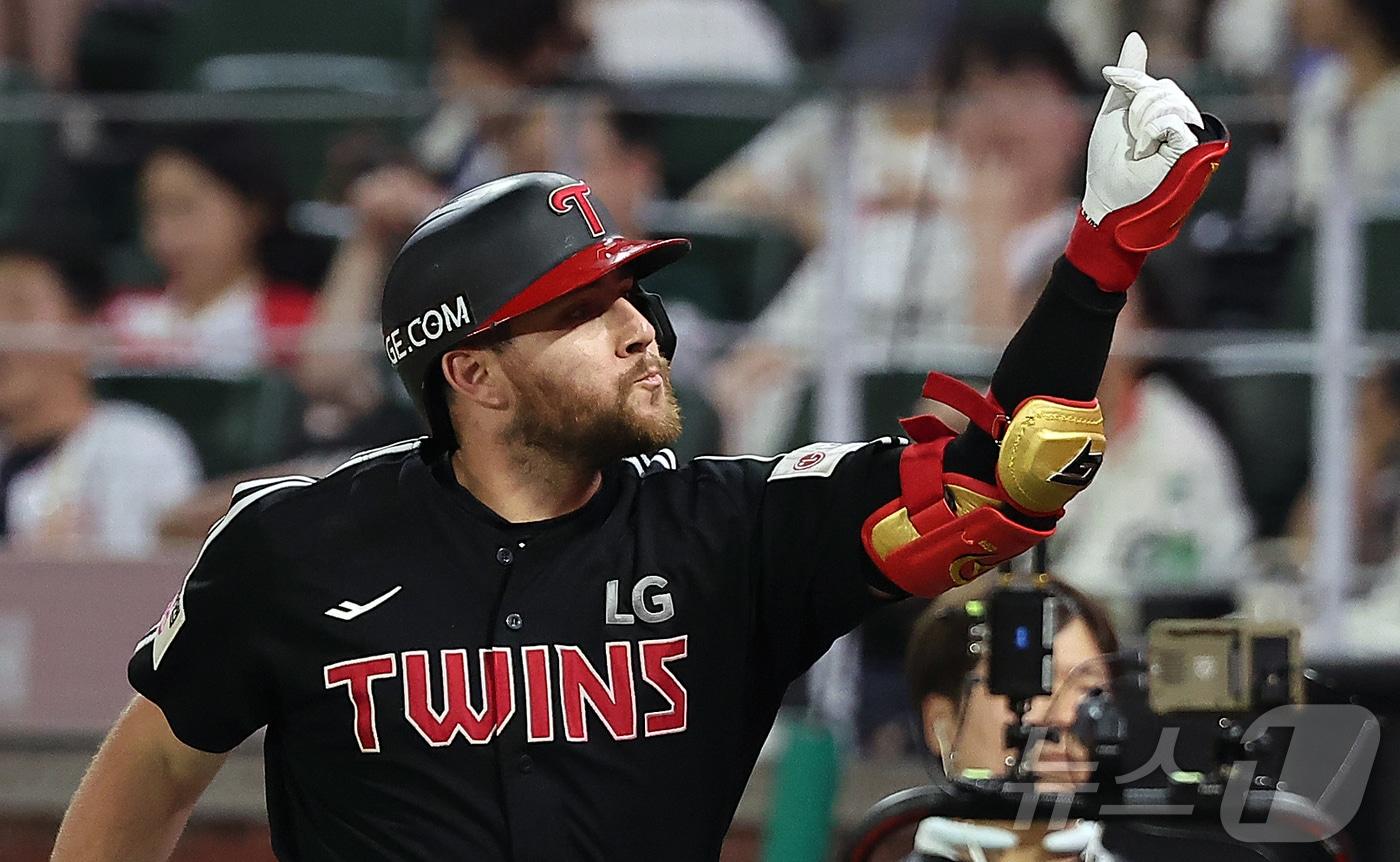 홈런 세리머니를 펼치는 LG 트윈스 외국인 타자 오스틴 딘. 2025.8.17/뉴스1 ⓒ News1 김진환 기자