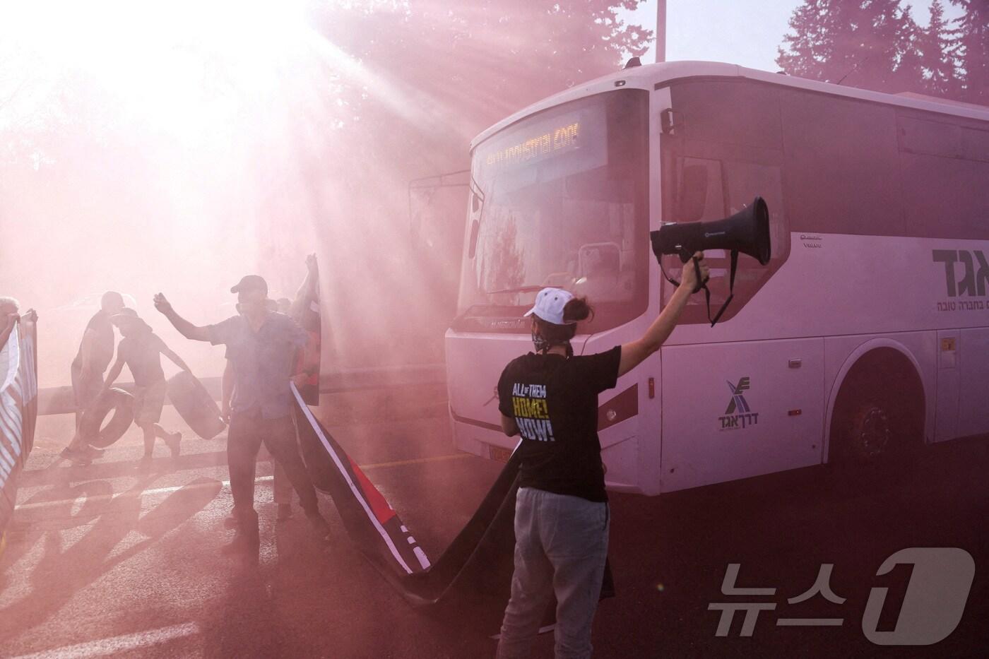 이스라엘 전역에서 17일(현지시간) 가자지구 점령 계획에 반대하는 시위와 총파업이 벌어졌다. 사진은 예루살렘과 텔아비브를 연결하는 주요 고속도로를 봉쇄한 시위대의 모습. 2025.8.17. ⓒ 로이터=뉴스1