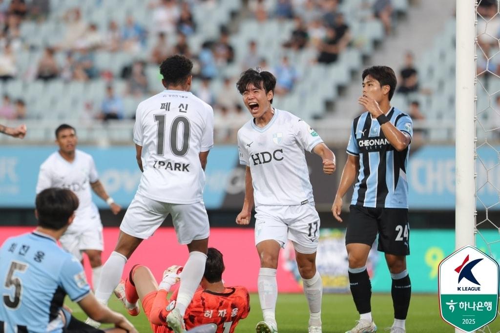 본문 이미지 - 득점 후 기뻐하는 전성진(한국프로축구연맹 제공) 