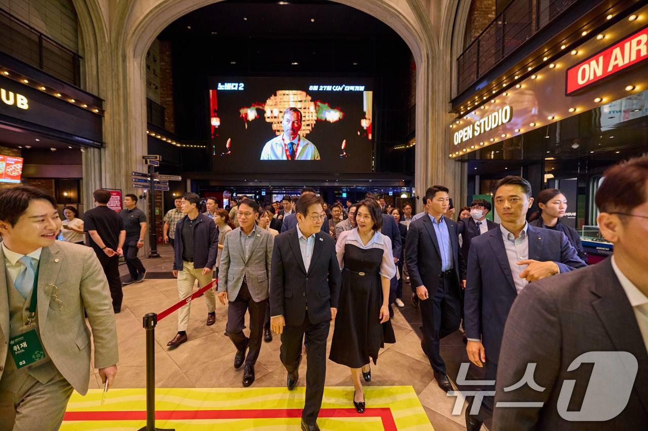 본문 이미지 - 이재명 대통령과 김혜경 여사가 17일 서울 용산구 CGV에서 영화 '독립군:끝나지 않은 전쟁'을 관람하기 위해 이동하고 있다. (이재명 대통령 SNS. 재판매 및 DB 금지) 2025.8.17/뉴스1 ⓒ News1 허경 기자