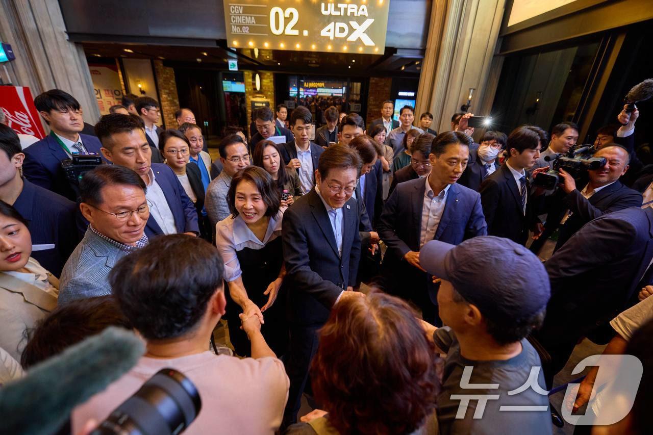 본문 이미지 - 이재명 대통령과 김혜경 여사가 17일 서울 용산구 CGV에서 영화 '독립군:끝나지 않은 전쟁'을 관람한 뒤 상영관을 나서며 시민들과 인사하고 있다. (이재명 대통령 SNS. 재판매 및 DB 금지) 2025.8.17/뉴스1 ⓒ News1 허경 기자