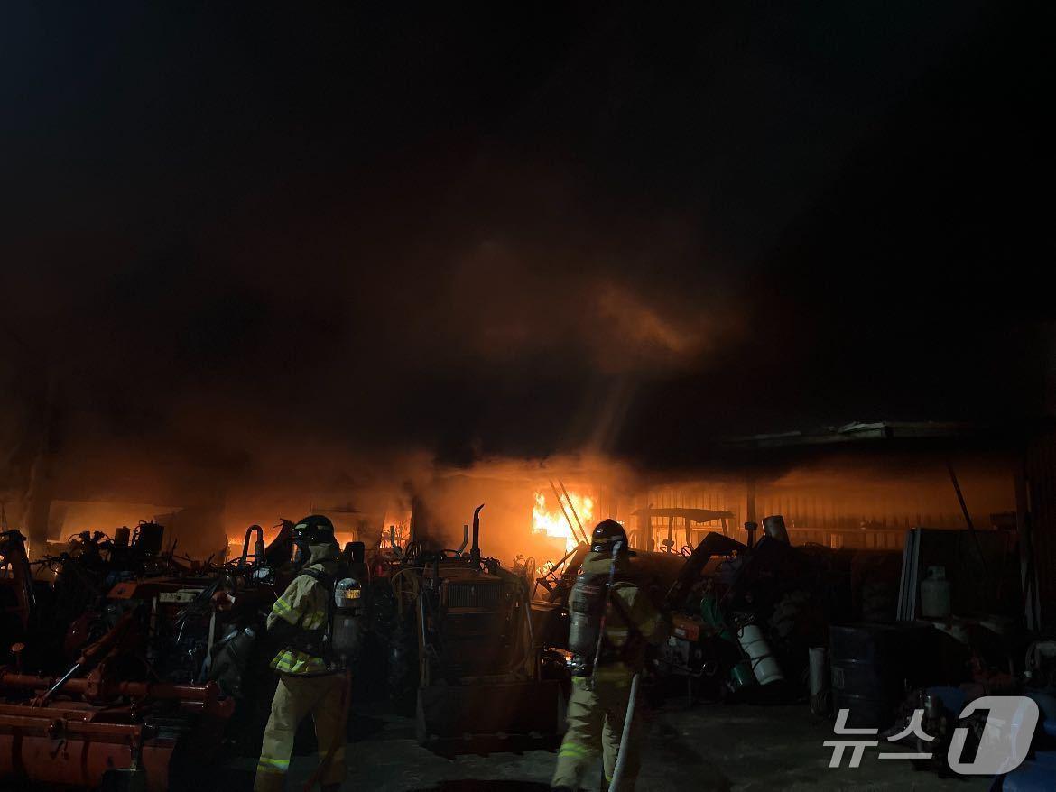 본문 이미지 - 강원 인제군 남면의 농기계센터 화재 현장.(강원도소방본부 제공, 재판매 및 DB금지)