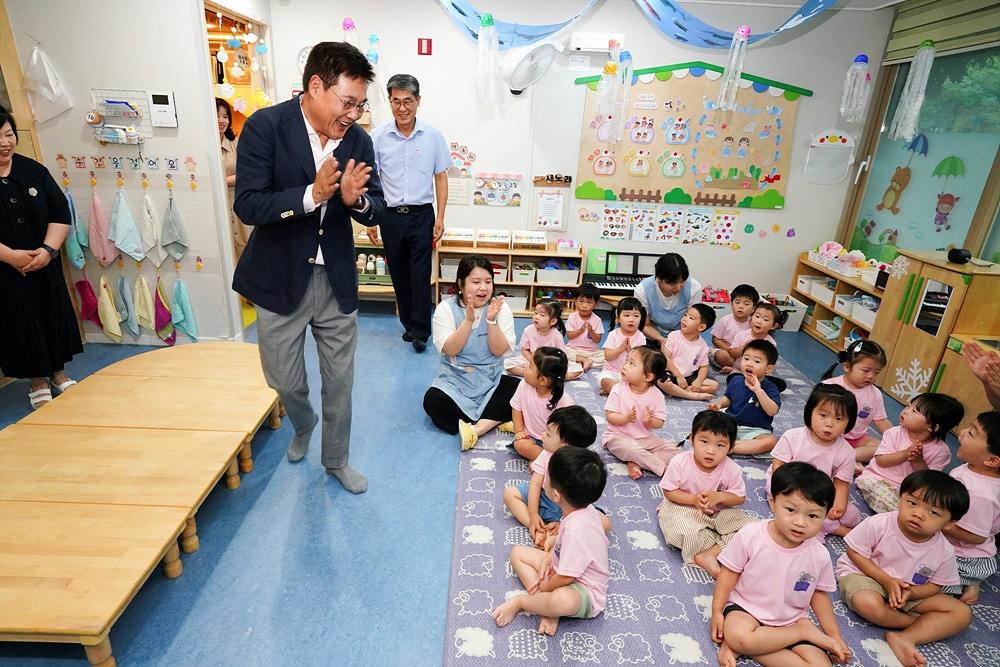 본문 이미지 - 경희궁솔빛어린이집을 방문한 정문헌 종로구청장(종로구 제공)