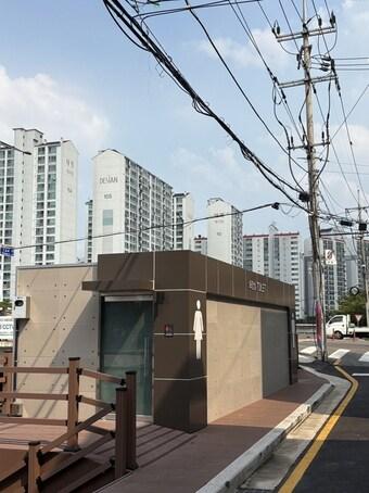 본문 이미지 - 강북구 우이교 인근 도봉로101길 공중화장실.(강북구 제공)