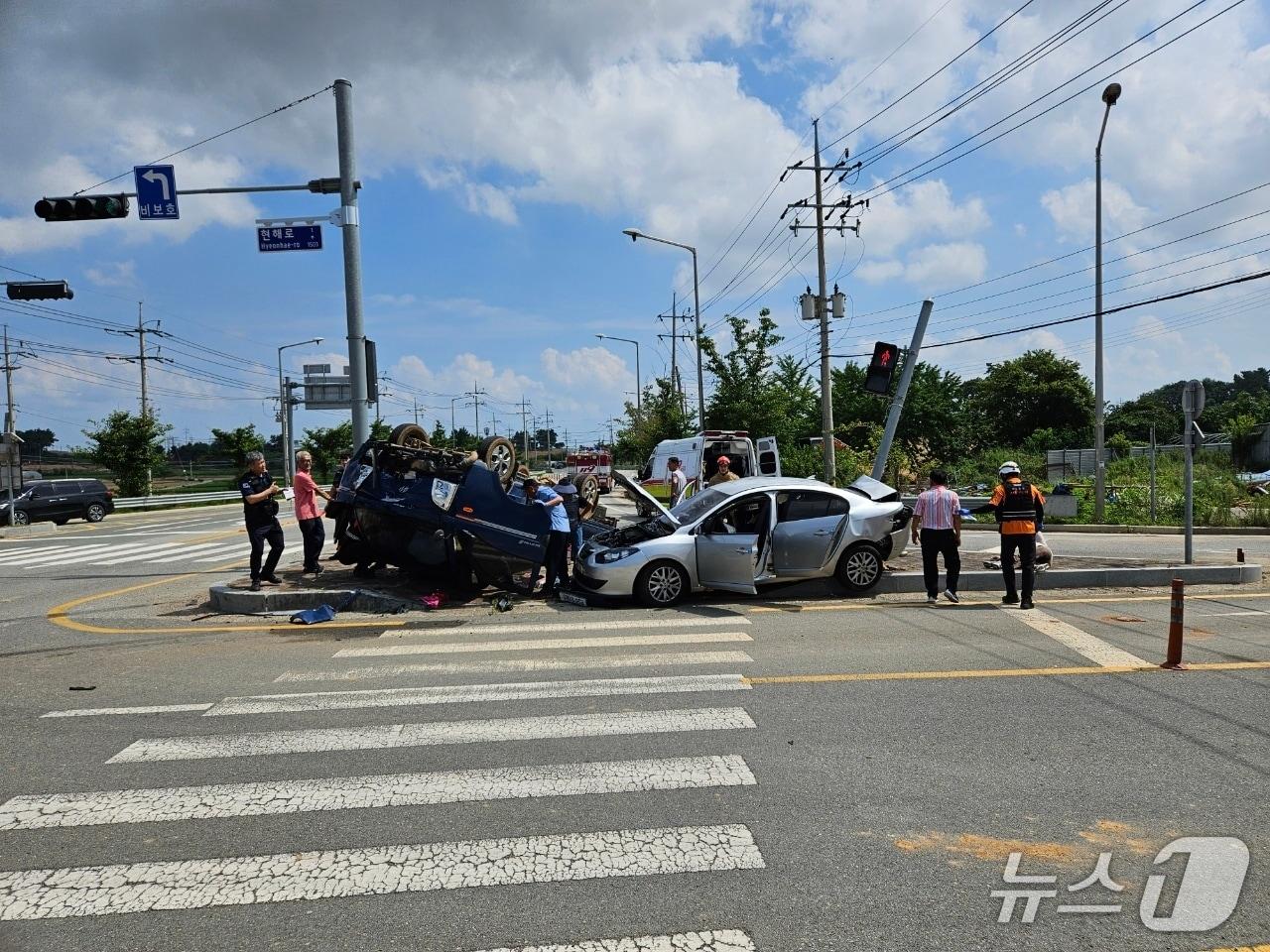 본문 이미지 - 지난 17일 오후 3시 55분쯤 전남 무안군 해제면의 한 교차로에서 1톤 트럭과 승용차가 부딪혀 1명이 숨지고 4명이 부상을 입었다. 사진은 사고 현장 모습.(전남 무안소방 제공. 재판매 및 DB 금지)