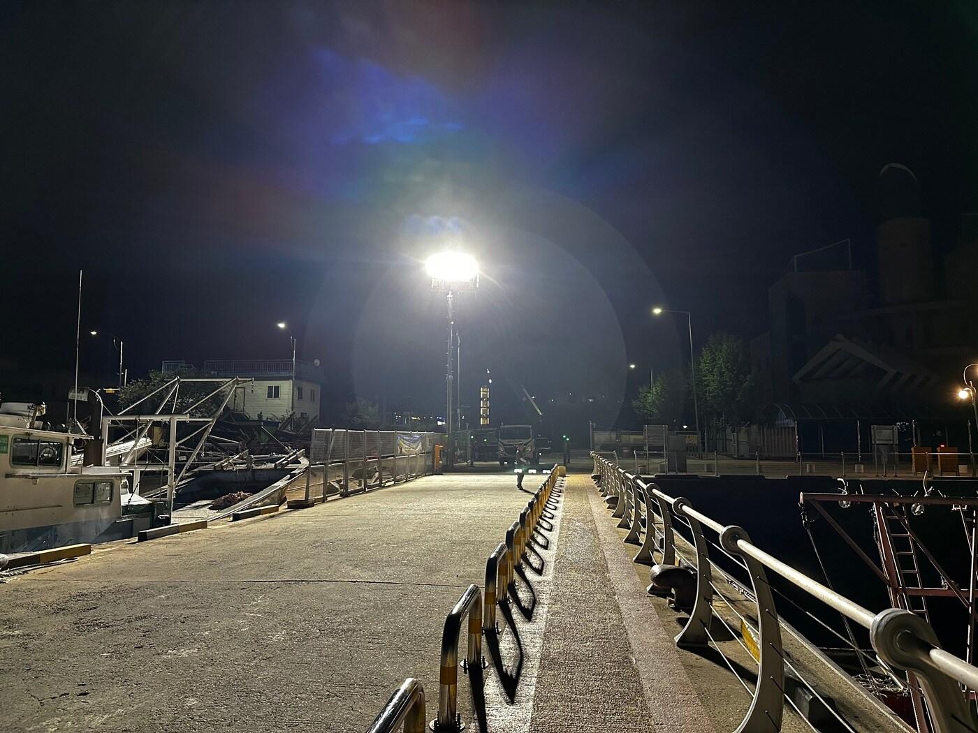 본문 이미지 - 대천연안여객터미널 승선로에 설치된 조명타워.(보령시 제공. 재판매 및 DB금지)/뉴스1 