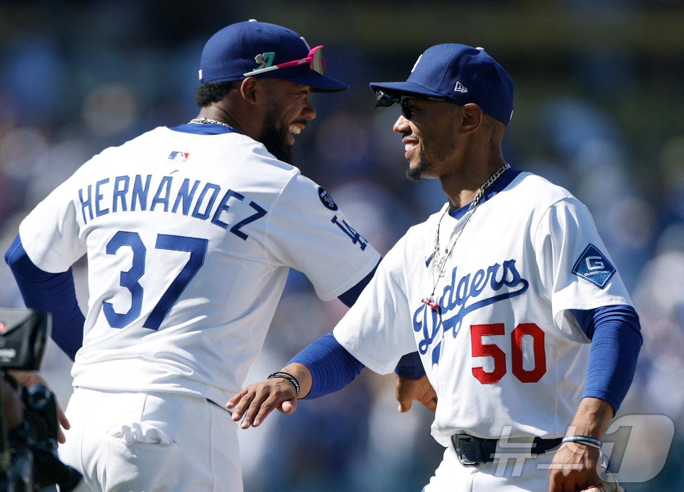 본문 이미지 - LA 다저스 무키 베츠&#40;오른쪽&#41;는 18일&#40;한국시간&#41; 열린 2025 메이저리그 샌디에이고 파드리스전에서 8회말 결승 1점 홈런을 터뜨려 팀의 5-4 승리를 이끌었다. ⓒ AFP=뉴스1