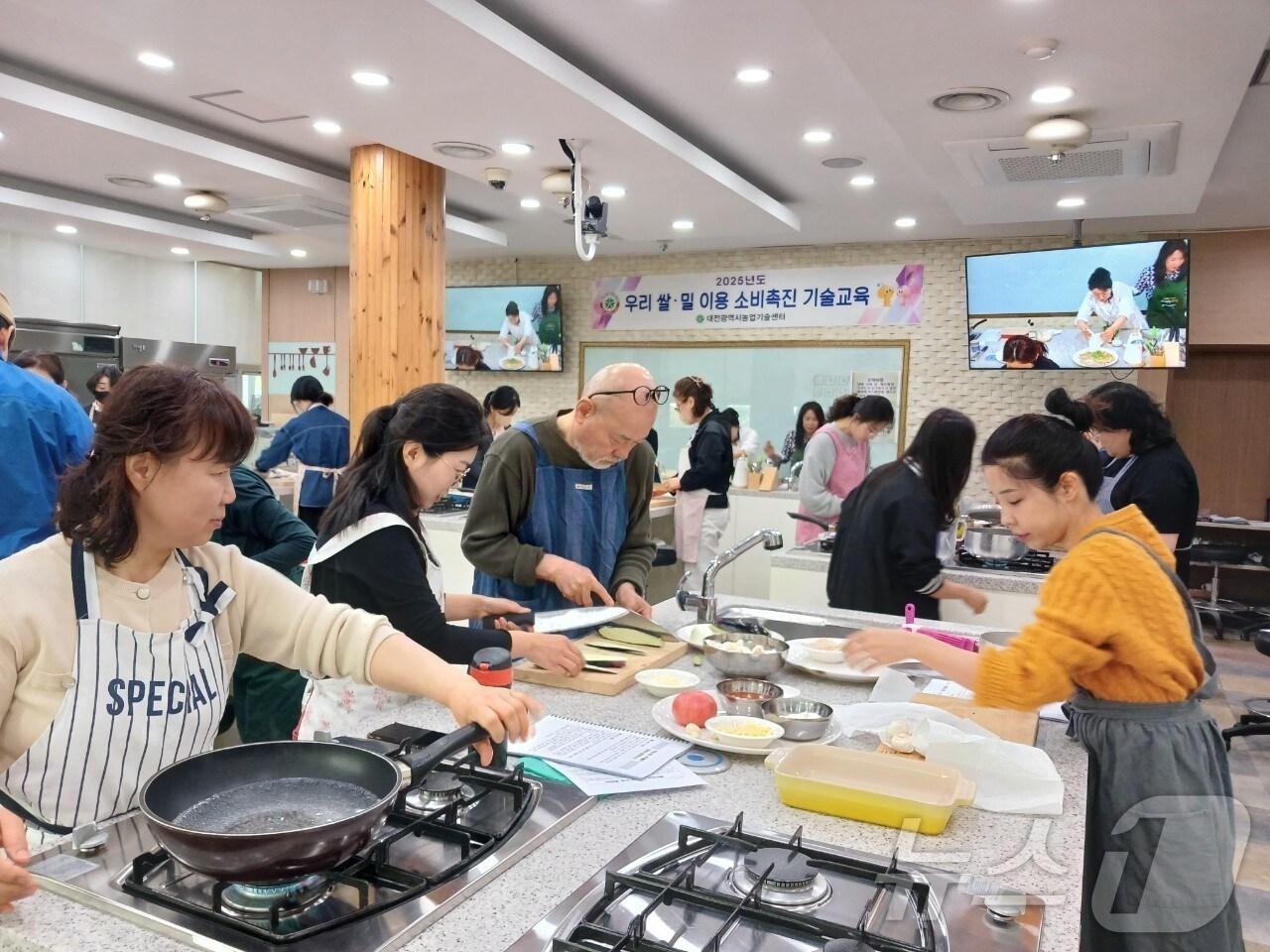 본문 이미지 - 대전시농업기술센터 ‘건강식 스타일링 클래스’ 프로그램 모습. (대전시 제공. 재판매 및 DB금지)2025.8.18/뉴스1 ⓒ News1 이동원 기자